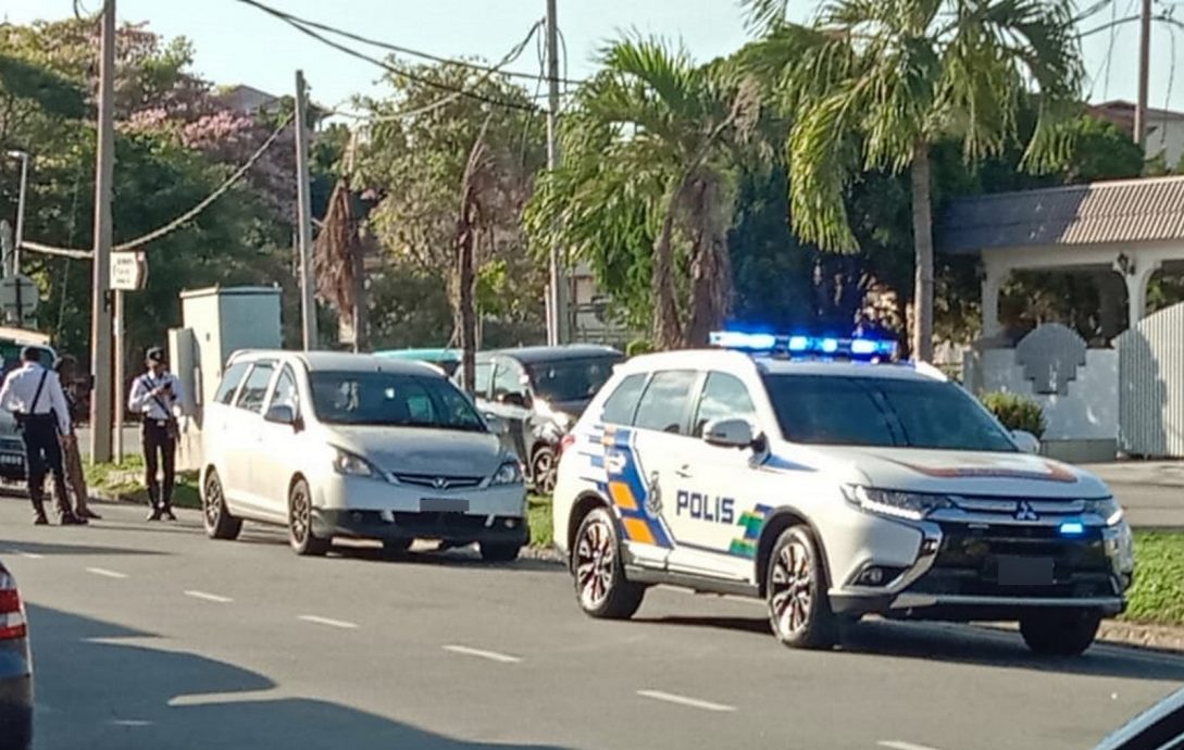 NS马口:双黄线停车,万乐镇广场附近数辆车接获交通罚单
