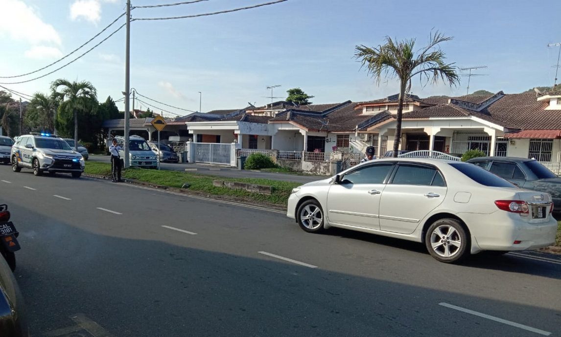 NS马口:双黄线停车,万乐镇广场附近数辆车接获交通罚单