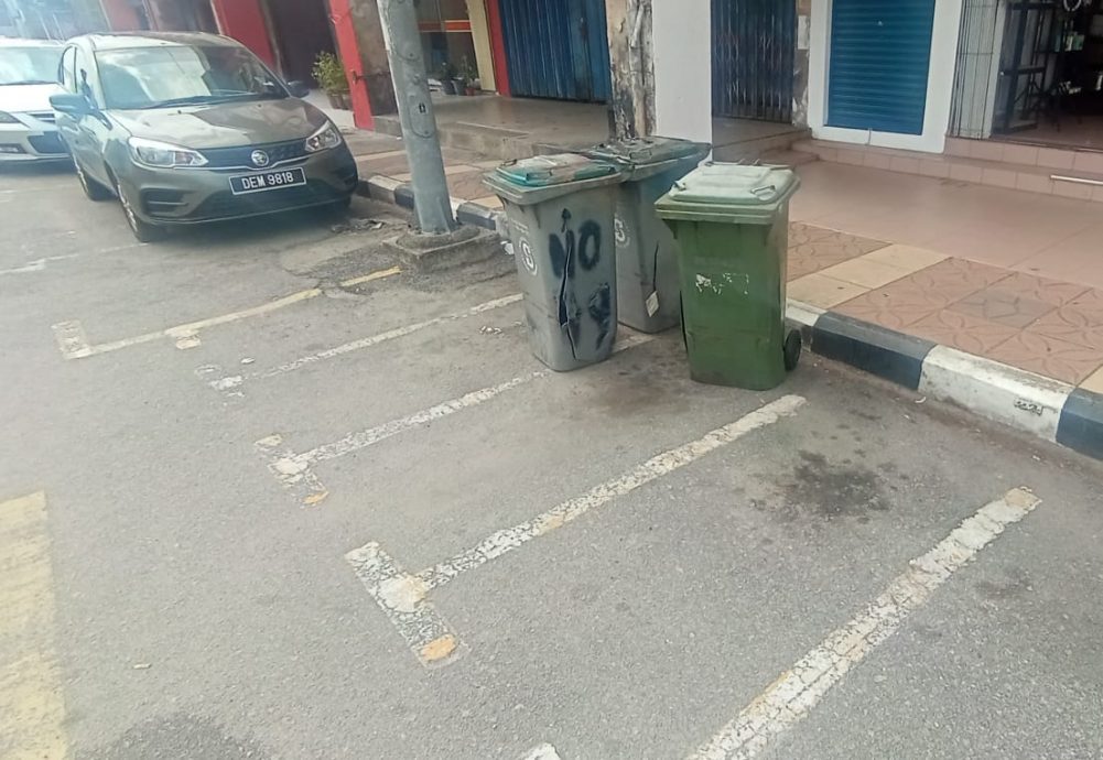 ns马口:马口大街摩托车位被垃圾桶霸占