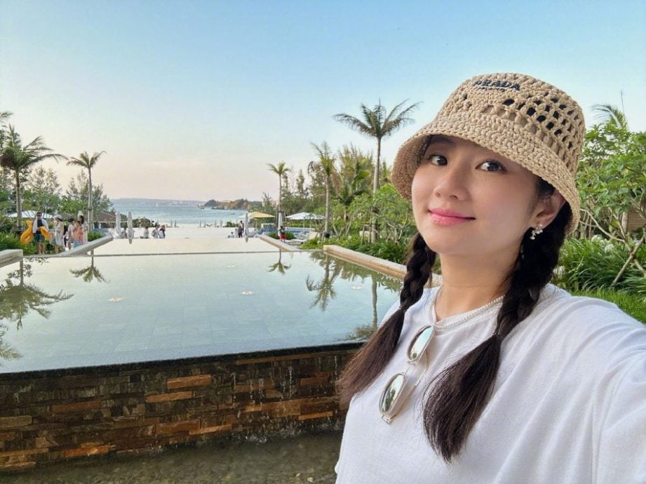 Selina卸货倒数  晒镜中肉感泳装