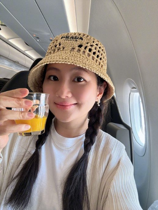 Selina卸货倒数  晒镜中肉感泳装