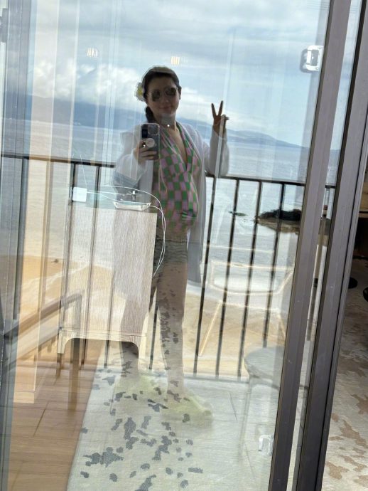 Selina卸货倒数  晒镜中肉感泳装