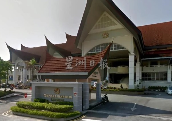 2毒贩各被判监30年鞭12下 法官:“你们好运逃过死刑”