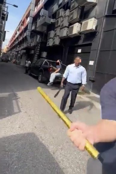 2男当街持械对持·警方已逮捕其中1人