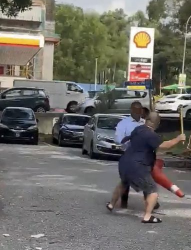 2男当街持械对持·警方已逮捕其中1人