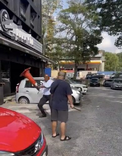 2男当街持械对持·警方已逮捕其中1人