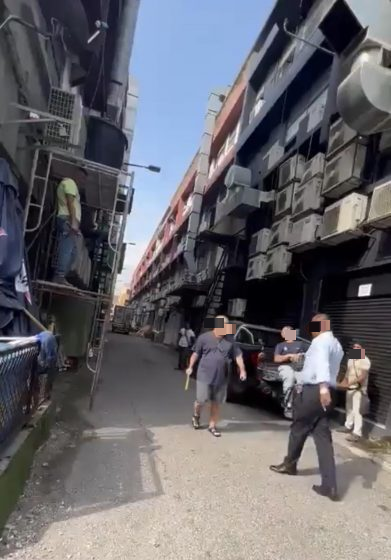 2男当街持械对持·警方已逮捕其中1人