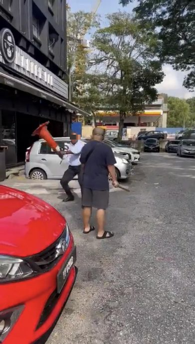 2男拿三角锥皮带棍棒 当街对峙 巷口绕圈圈