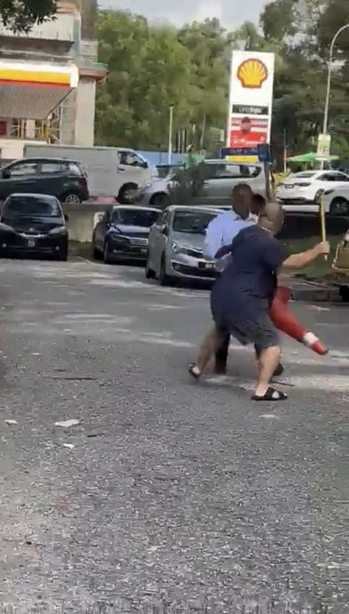 2男拿三角锥皮带棍棒 当街对峙 巷口绕圈圈