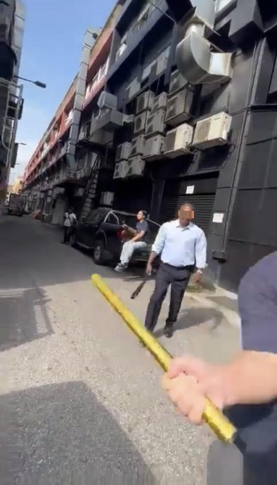 2男拿三角锥皮带棍棒 当街对峙 巷口绕圈圈