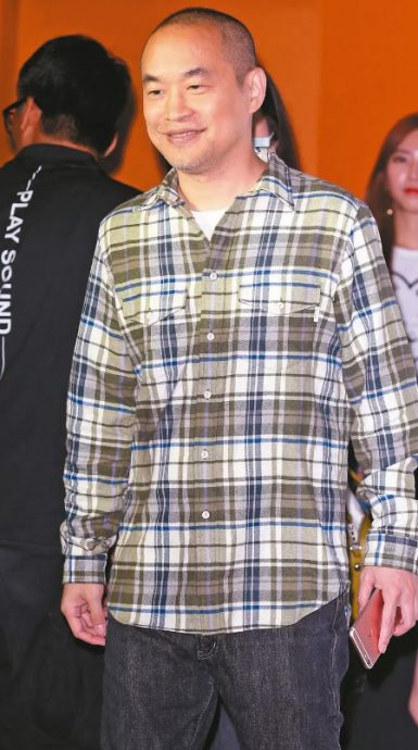 50岁黄立成爆新欢 带19岁乌克兰辣模回豪宅