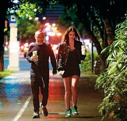 50岁黄立成爆新欢 带19岁乌克兰辣模回豪宅