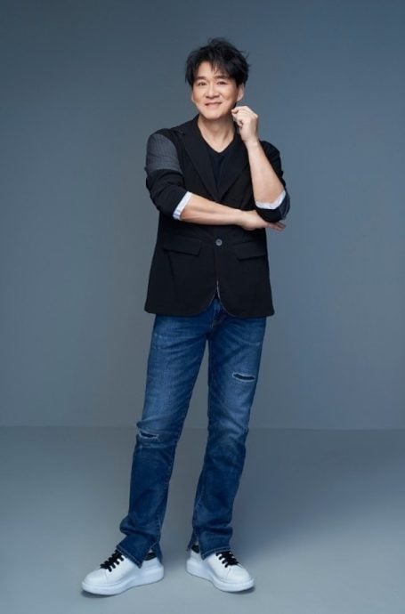 62岁周华健跟老婆蜜游日本被偶遇 冻龄童颜再掀热议