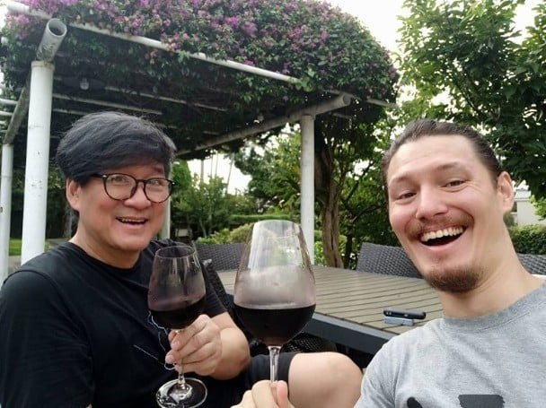 62岁周华健跟老婆蜜游日本被偶遇 冻龄童颜再掀热议