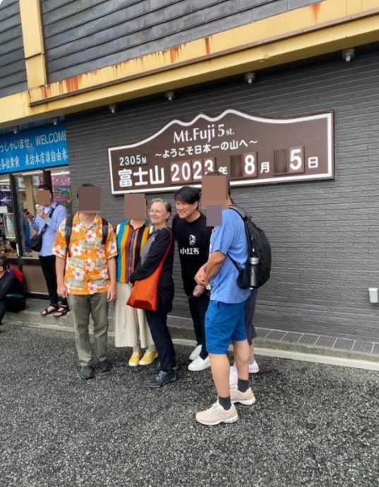 62岁周华健跟老婆蜜游日本被偶遇 冻龄童颜再掀热议