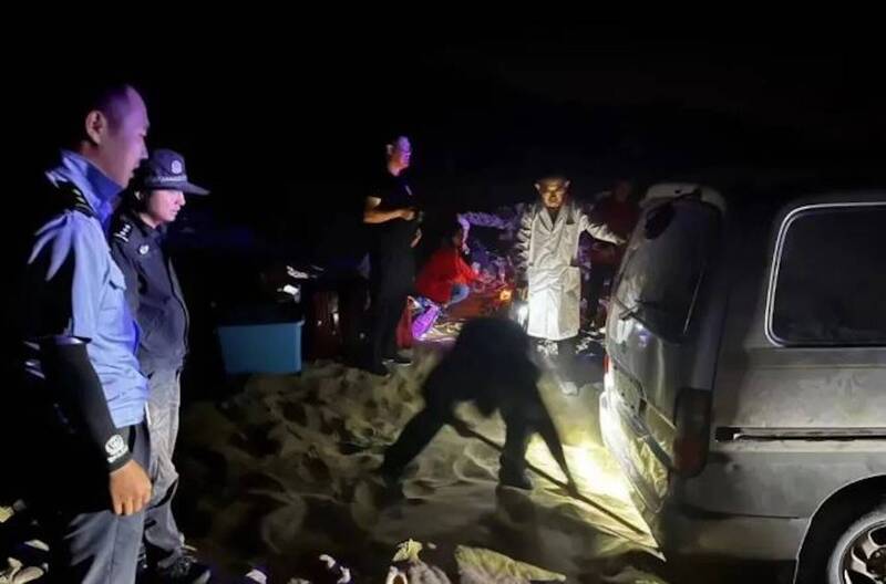 8中国游客困青海无人区 警方出动无人机18小时惊险救援