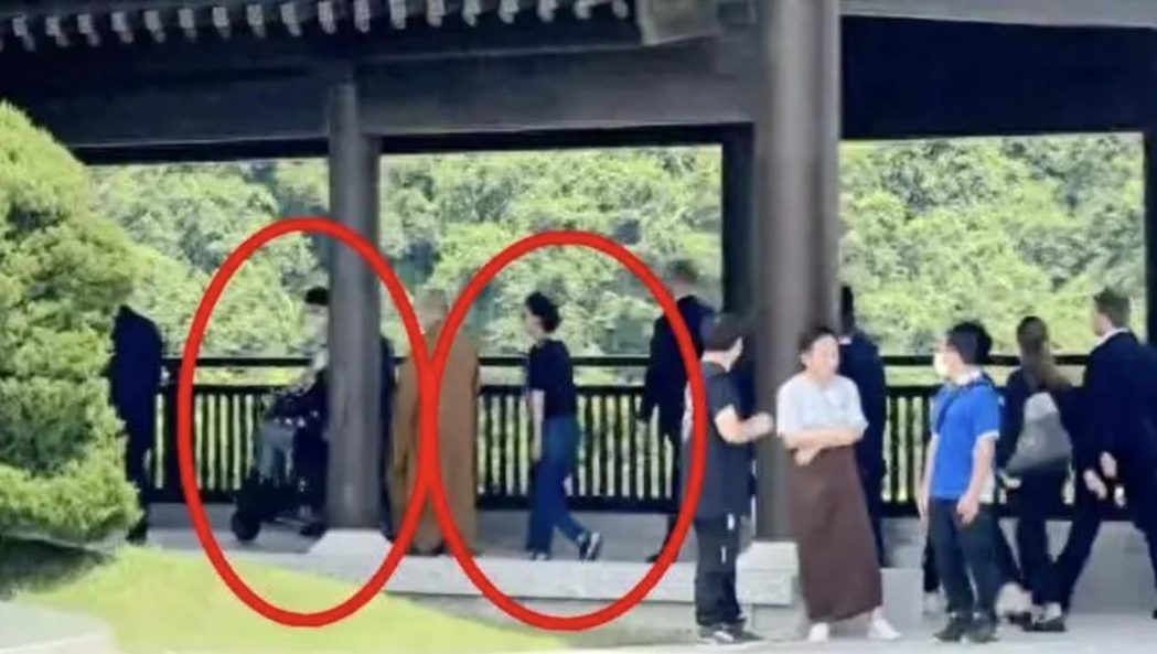 95岁李嘉诚偕红粉知己周凯旋 盂兰节现身慈山寺