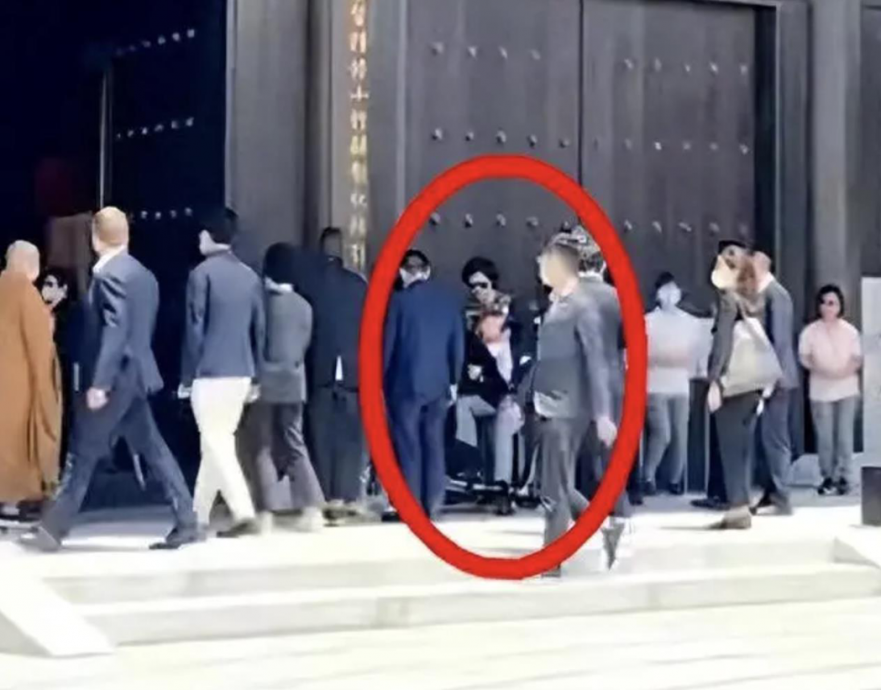 95岁李嘉诚偕红粉知己周凯旋 盂兰节现身慈山寺