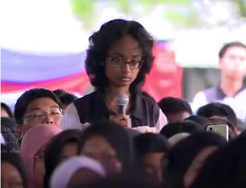 “女孩,你很勇敢” 网赞女生当面问首相固打制