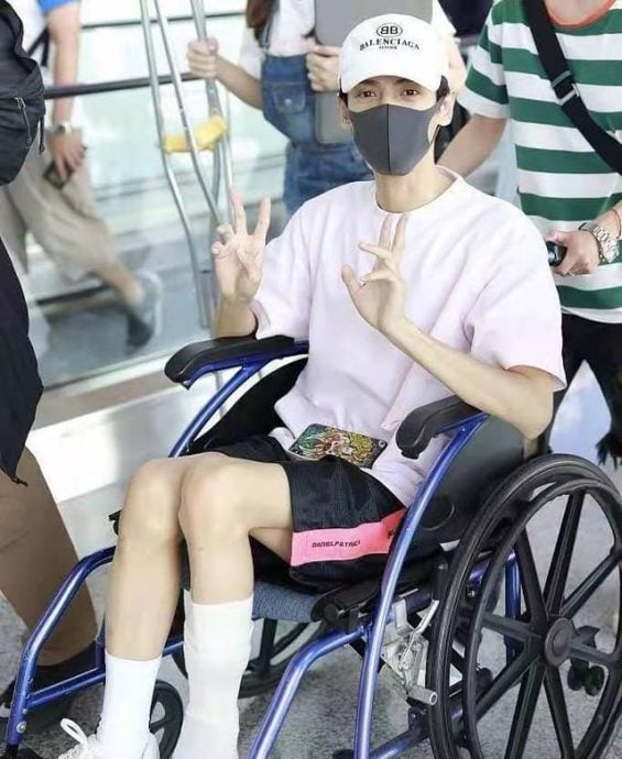 坐轮椅就医双腿细如骷髅 罗云熙被劝诫退圈保命