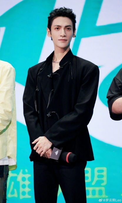 坐轮椅就医双腿细如骷髅 罗云熙被劝诫退圈保命