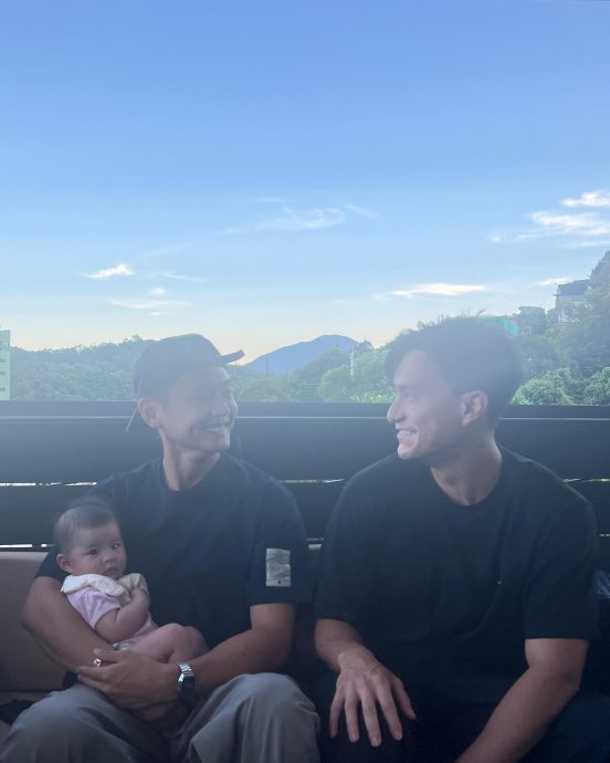 ​张振朗伙朱敏瀚抱娃 网调侃祝福新婚快乐