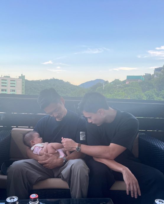 ​张振朗伙朱敏瀚抱娃 网调侃祝福新婚快乐