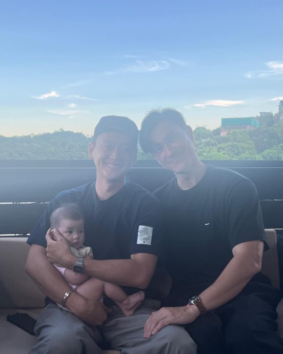 ​张振朗伙朱敏瀚抱娃 网调侃祝福新婚快乐