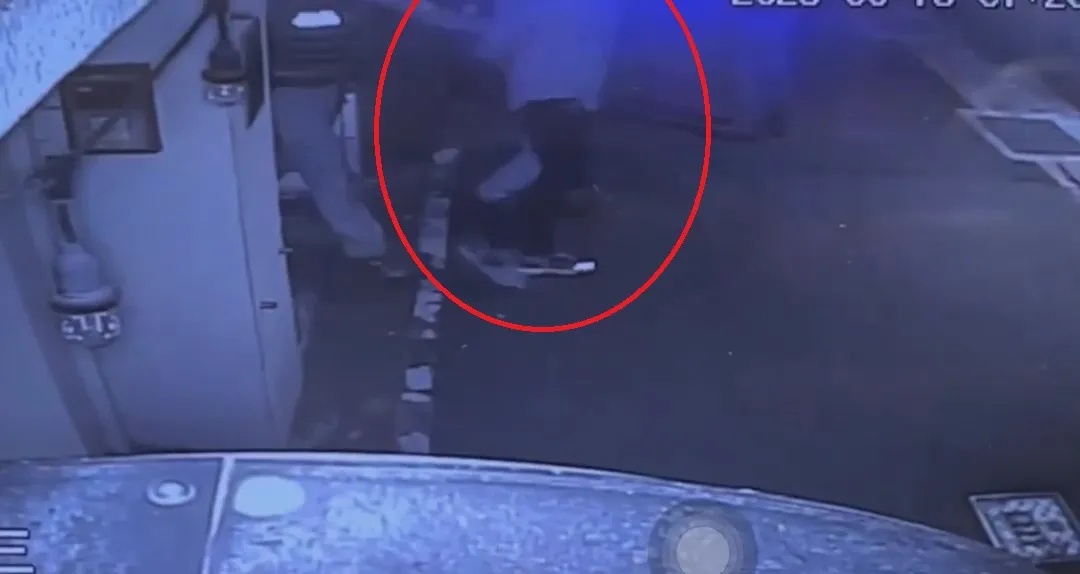 张立昂烂醉大闹扰邻 遭上铐带回警局