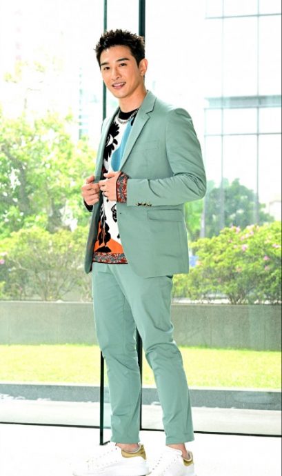 张立昂烂醉大闹扰邻 遭上铐带回警局