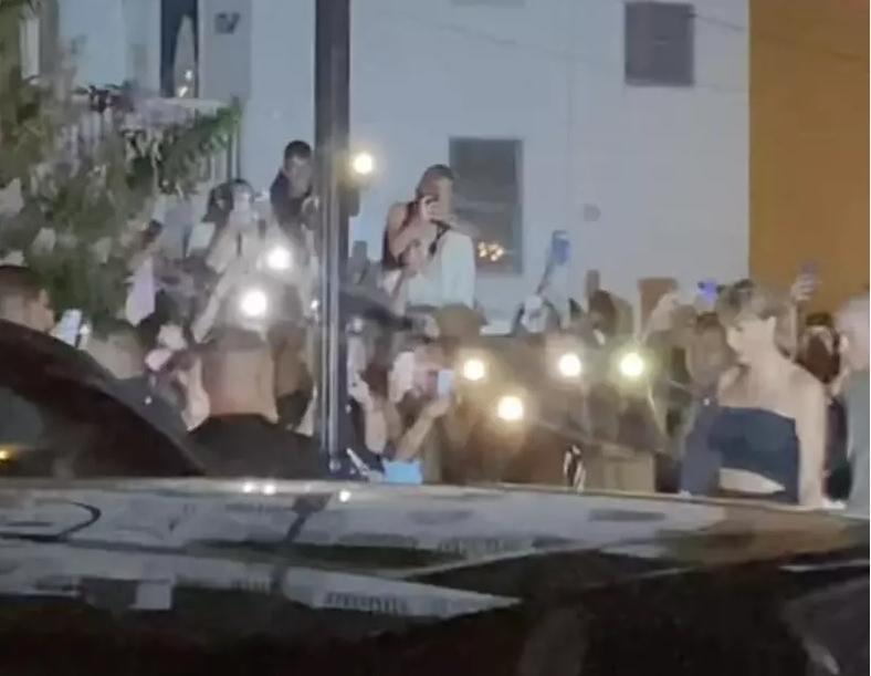 泰莱史薇芙出席友人婚宴 粉丝争睹瘫痪交通惊动警察