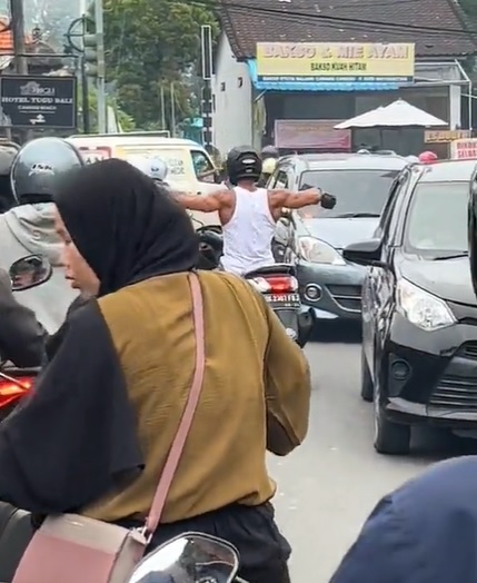 ​视频|遇堵车不浪费时间 男骑士路中举哑铃锻炼爆红