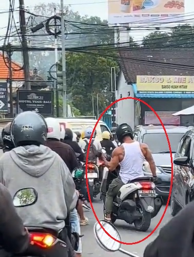 ​视频|遇堵车不浪费时间 男骑士路中举哑铃锻炼爆红