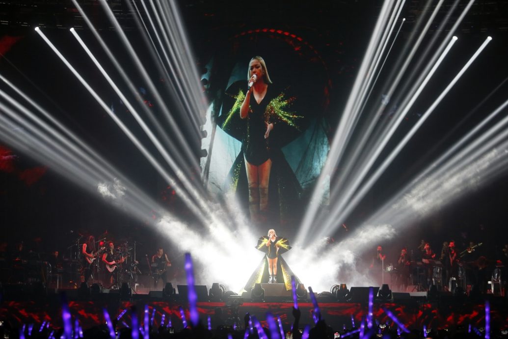 阿妹5度飙泪 铁粉超给力首首大合唱