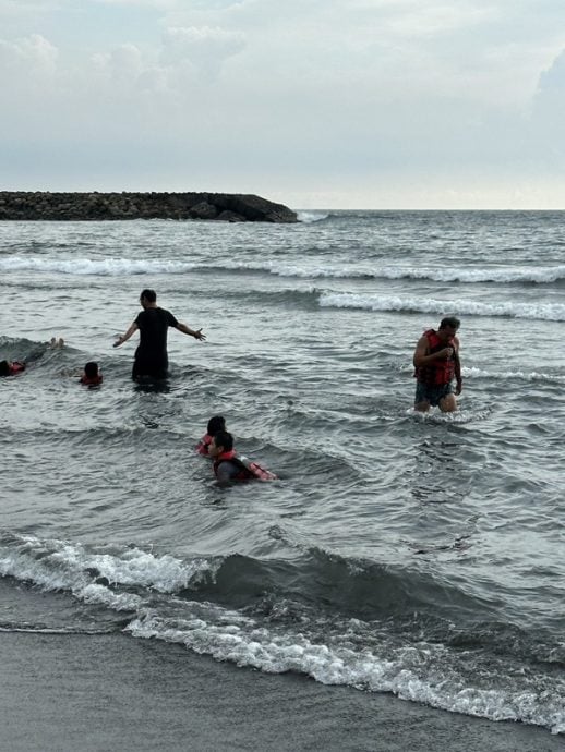 “天使轮”抽油油管破裂 旗津戏水全身沾油污