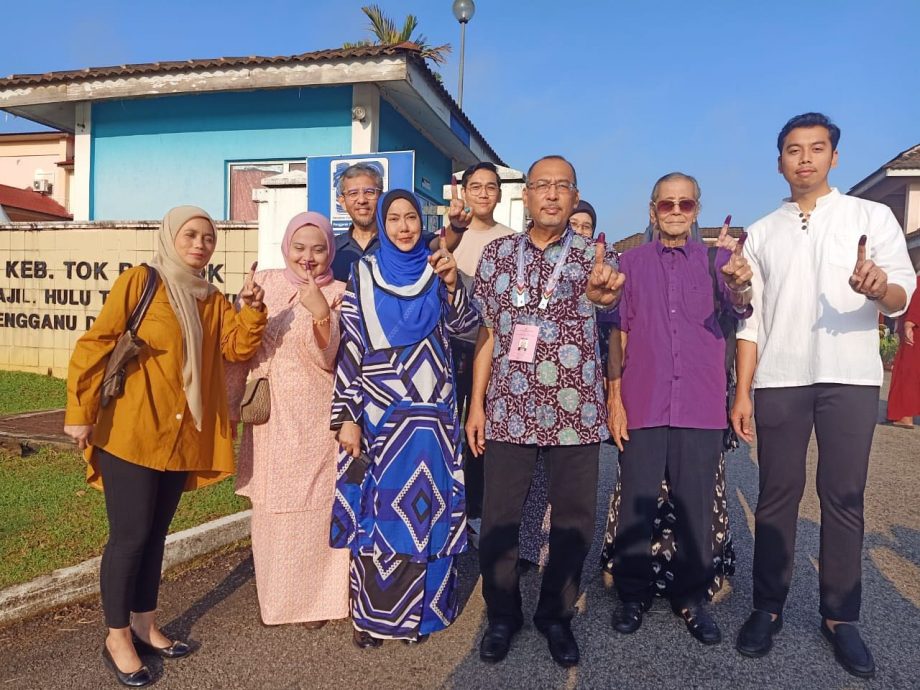 “我带全家逾20人投票了!” 国阵候选人浩浩荡荡去投票