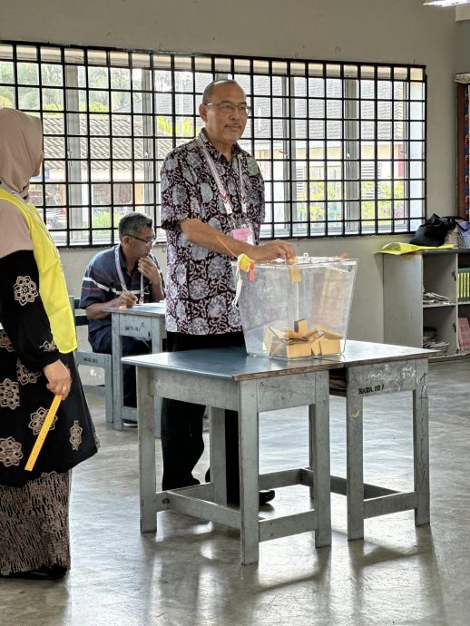 “我带全家逾20人投票了!” 国阵候选人浩浩荡荡去投票