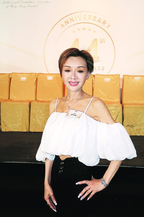 “波霸”叶子楣小蛮腰21吋 认有戏瘾随时复出