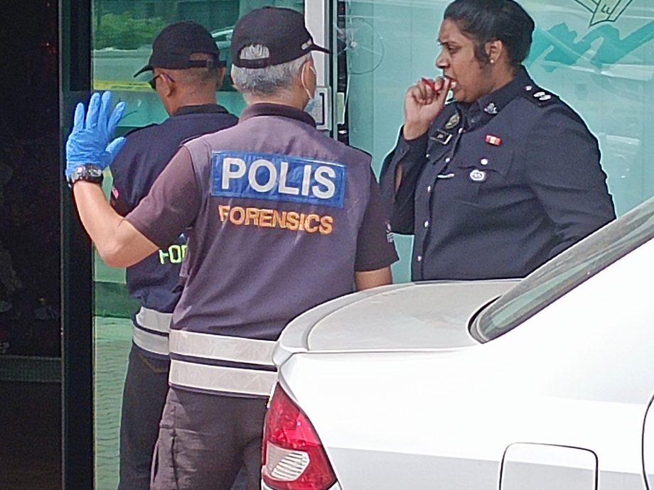 ★取代前稿/怡一商业大厦玻璃门现2小洞 霹总警长:疑是钢珠造成