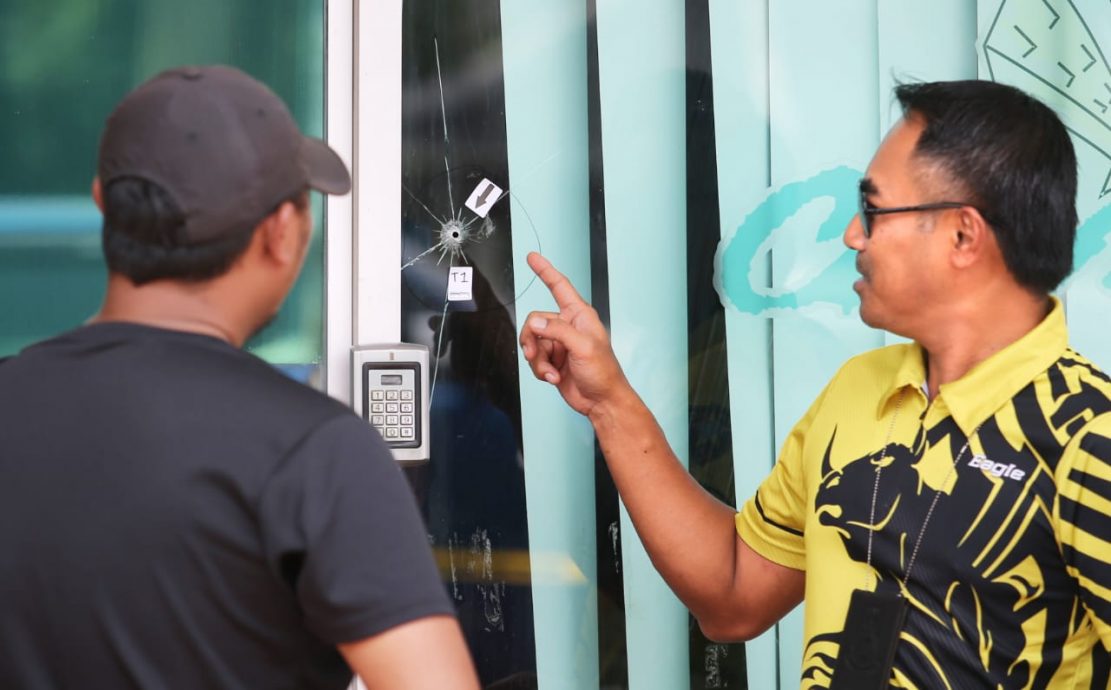 ★取代前稿/怡一商业大厦玻璃门现2小洞 霹总警长:疑是钢珠造成