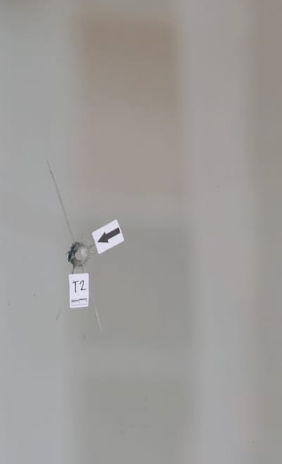 ★取代前稿/怡一商业大厦玻璃门现2小洞 霹总警长:疑是钢珠造成