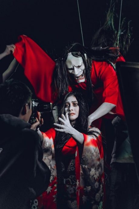 《怨泊》海报太惊吓禁发布 何超仪扬言上诉。