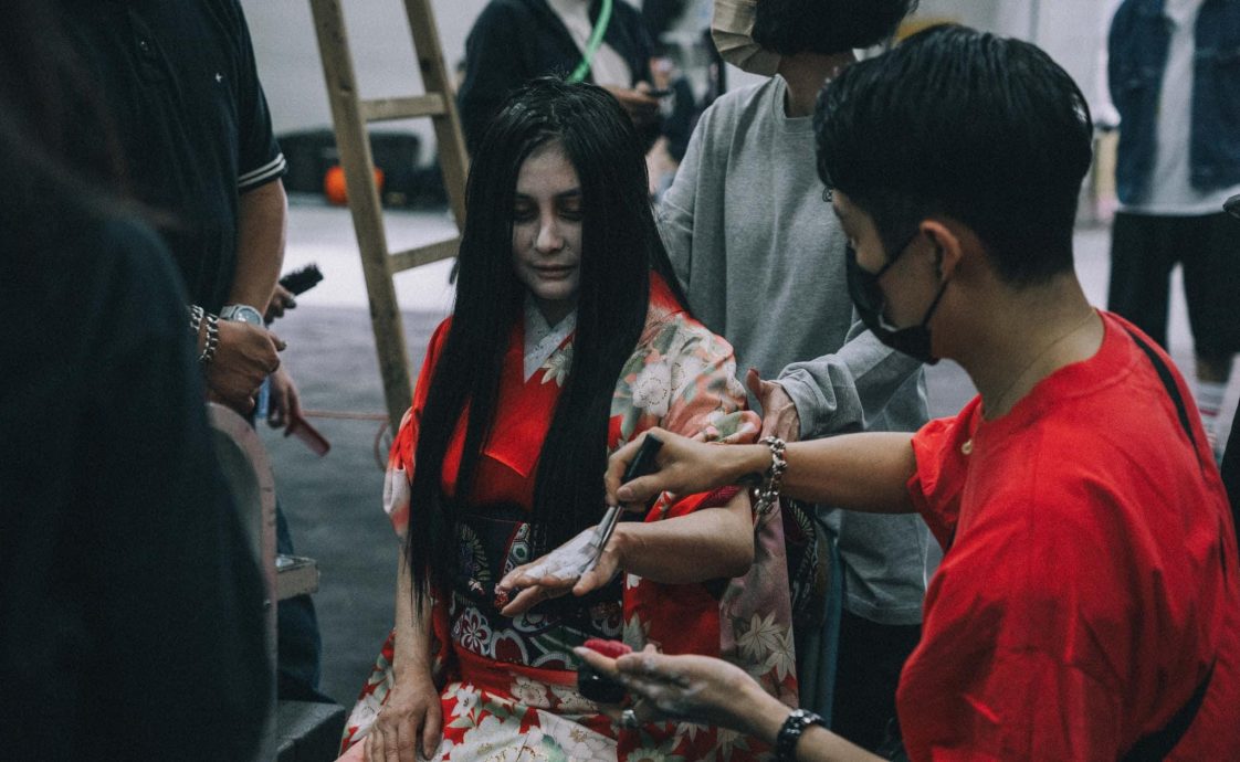 《怨泊》海报太惊吓禁发布 何超仪扬言上诉。