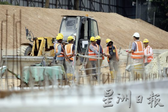 【与热为伍/01】烈日下的工地,工人自有一套防暑法宝!