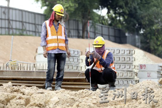 【与热为伍/01】烈日下的工地,工人自有一套防暑法宝!