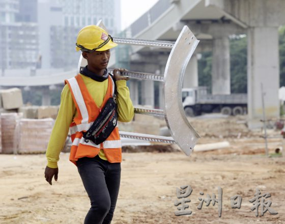 【与热为伍/01】烈日下的工地,工人自有一套防暑法宝!