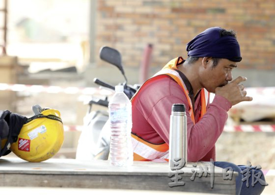 【与热为伍/01】烈日下的工地,工人自有一套防暑法宝!