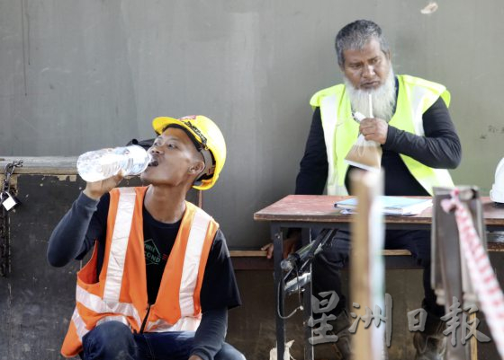 【与热为伍/01】烈日下的工地,工人自有一套防暑法宝!