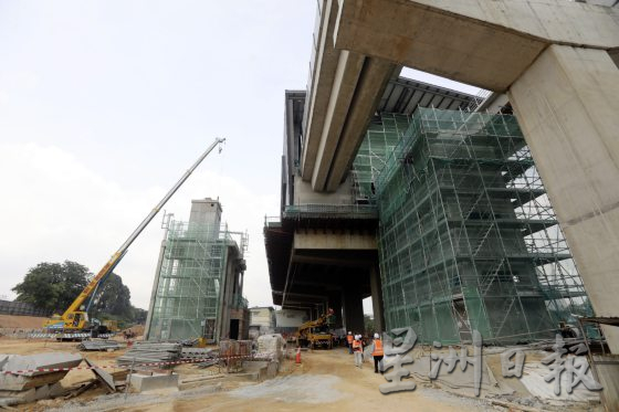 【与热为伍/01】烈日下的工地,工人自有一套防暑法宝!