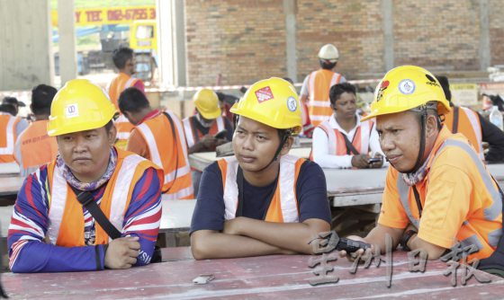 【与热为伍/01】烈日下的工地,工人自有一套防暑法宝!